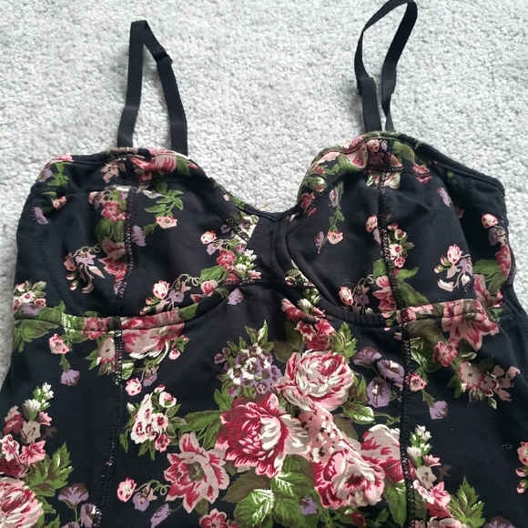 Aritzia Talula xs flower top - Picture 2 of 5